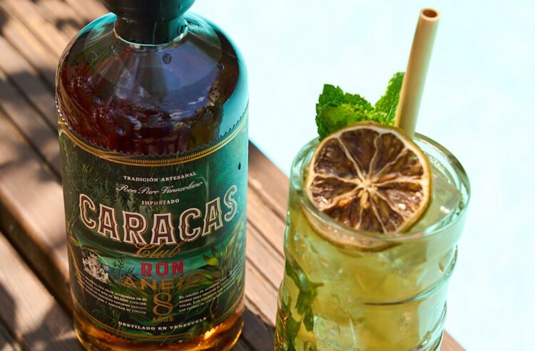 Eine Flasche Caracas Club 8 Years mit einem Longdrinkglas