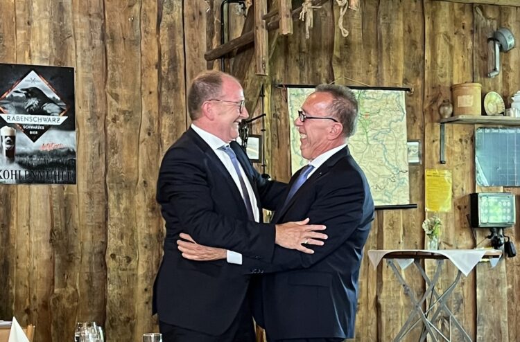 Michael Bartholl (links) und Bodo Spletter verabschieden sich.