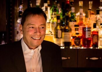 Helmut Knöpfle an einer Bar