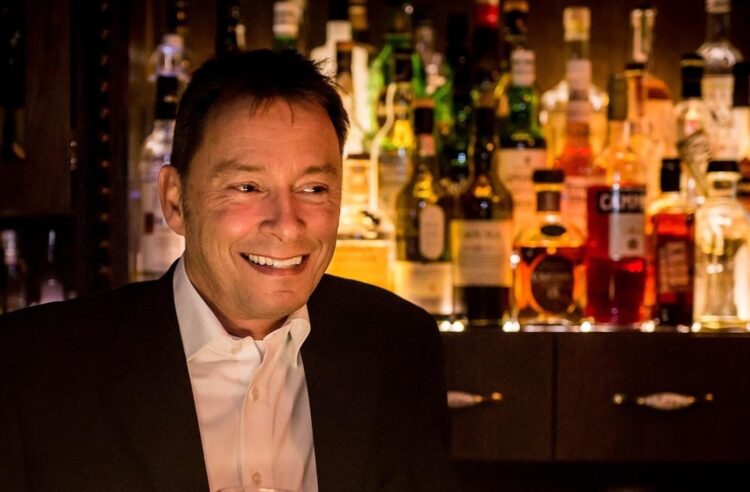 Helmut Knöpfle an einer Bar