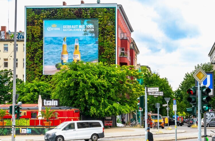 Den Kreuzungsbereich, in dem das Plakat hängt, passieren etwa 60.000 Menschen täglich. (Foto: AB Inbev)