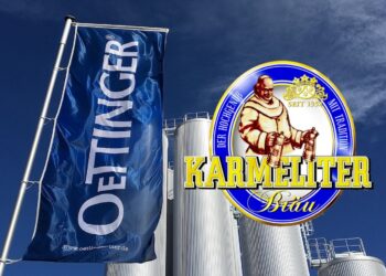 Foto mit der Oettinger-Fahne und dem Karmeliter-Logo