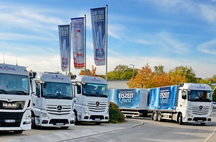 Romina-Lkws auf dem Firmengelände