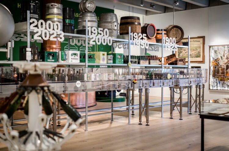 Ein Teil der Ausstellung dokumentiert die Entwicklung der Gebindevielfalt für Gastronomie und Handel.