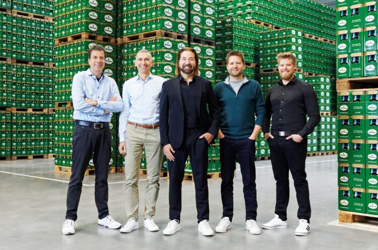 Gruppenbild der Führungsmannschaft (v.l.): Thomas Witt (Vertriebsleiter), Jürgen Berthold (Kaufm. Leiter), Dieter Schmid (Geschäftsführer), Nico Albiez (Leiter Einkauf & Logistik) und Steffen Müller (Braumeister)