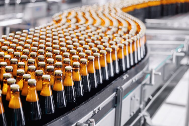 Bierflaschen auf dem Fließband einer Brauerei