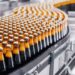 Bierflaschen auf dem Fließband einer Brauerei