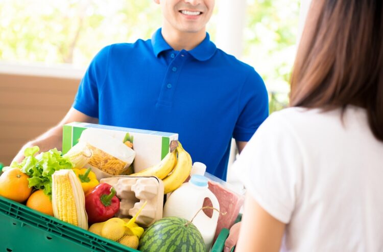 Lieferung einer Lebensmittelkiste an der Haustür