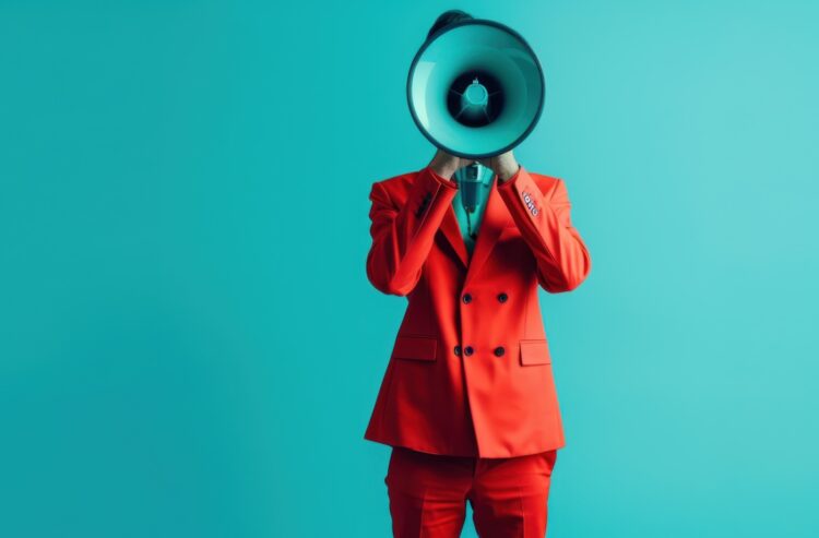 Foto von Mann in rotem Anzug mit Megaphone