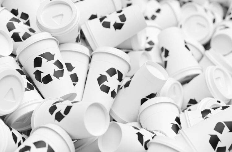 Viele Mehrweg-Kaffeebecher übereinander liegend