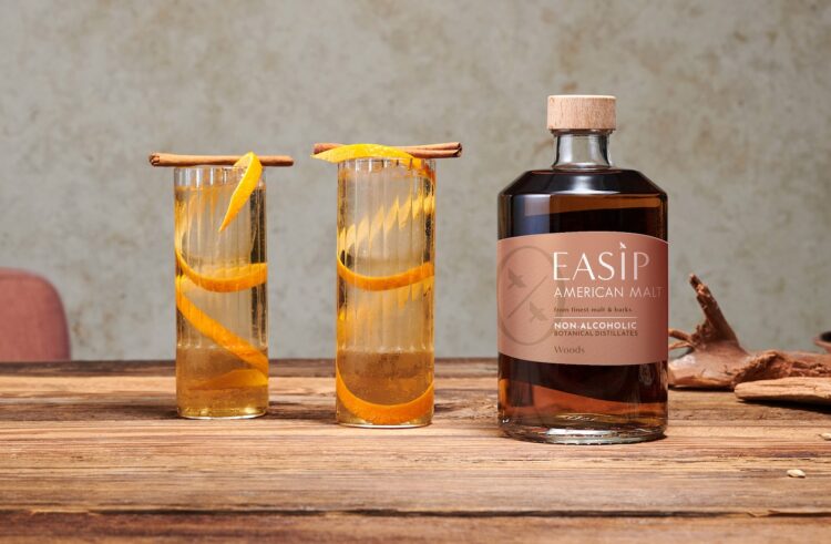 Easip Woods-Flasche mit zwei Drinks-Gläsern
