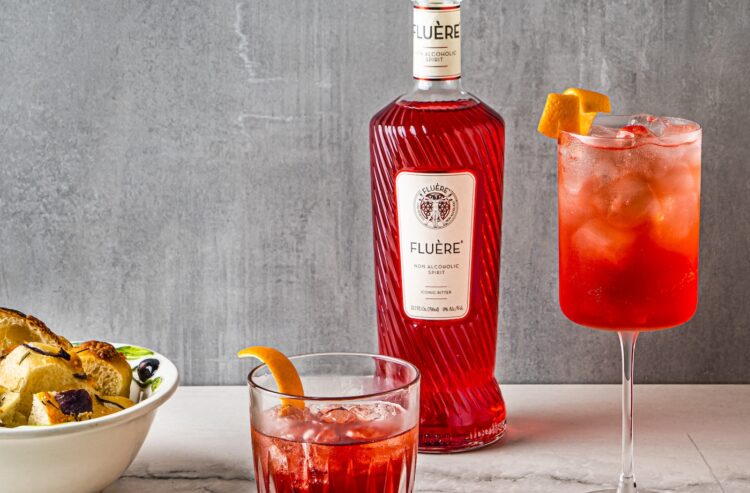 Fluère-Bitter-Flasche mit Longdrink-Gläsern und Snacks