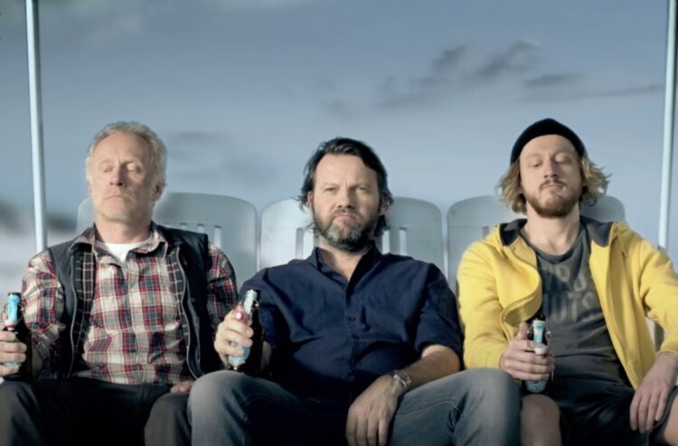 Drei Männer auf einer Hollywoodschaukel am Meer/Ausschnitt aus einem der Spots