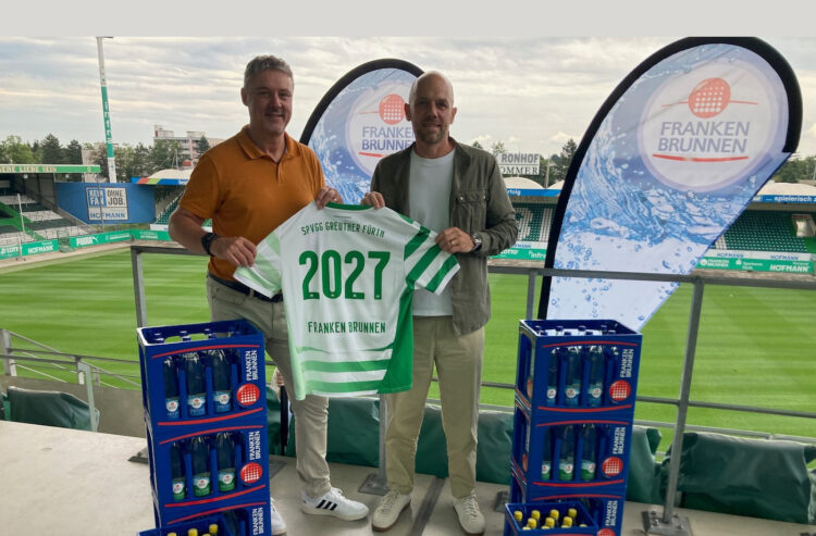 Markus Humpert, Geschäftsführer Franken-Brunnen (links), und Holger Schwiewagner, Geschäftsführer Greuther Fürth