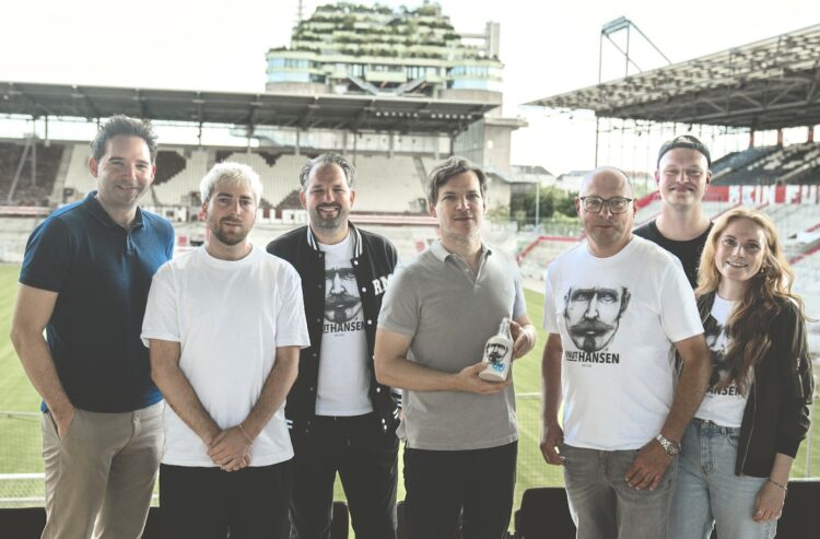 Gruppenfoto nach Vertragsunterzeichnung