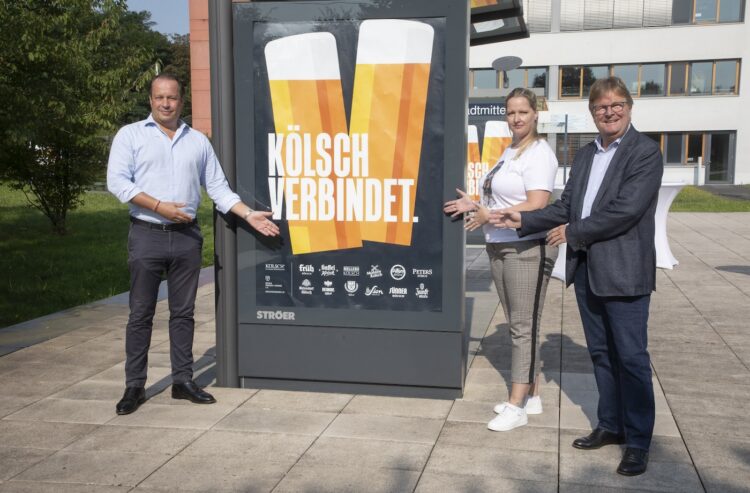 Heinrich Philipp Becker (Gaffel), Melanie Schwartz (Mühlen-Kölsch) und Alexander Rolff (Früh, von links) präsentieren das erste Poster der Kampagne.
