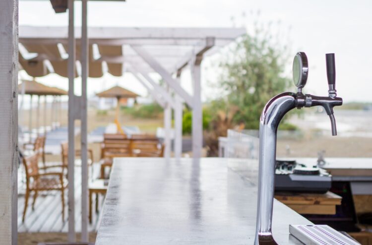 Foto einer leeren Strandbar bei Regen