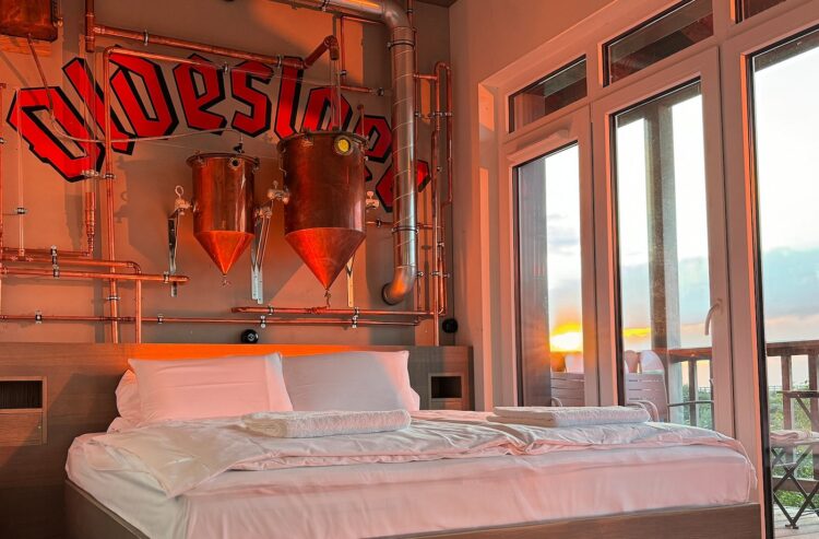 Blick in ein Hotelzimmer mit Brennblasen und Oldesloer-Schriftzug an der Wand