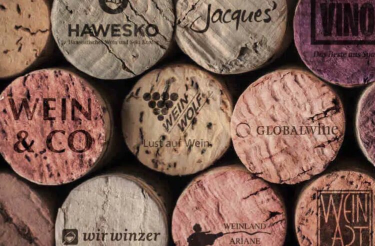 Foto von Weinkorken mit verschiedenen Logos von Firmen der Hawesko-Gruppe