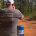 Männlicher Influencer im Wald mit einer Dose Bud Light