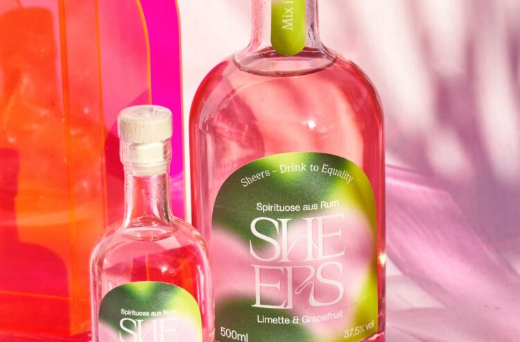 zwei Flaschen Sheers Rum vor rosa Hintergrund