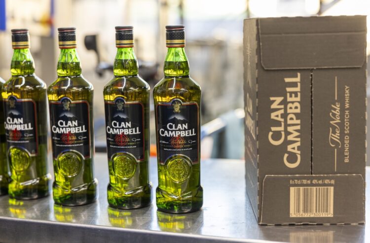 Vier Flaschen und ein Karton Clan Campbell