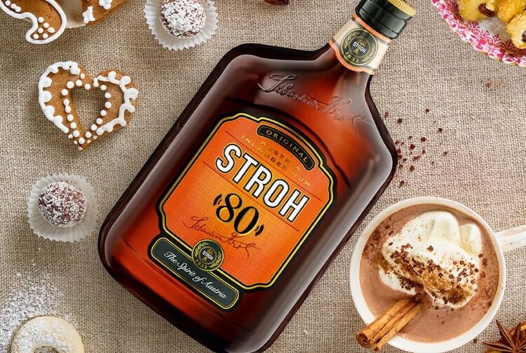Eine Flasche Stroh Rum, Plätzchen und heiße Schokolade
