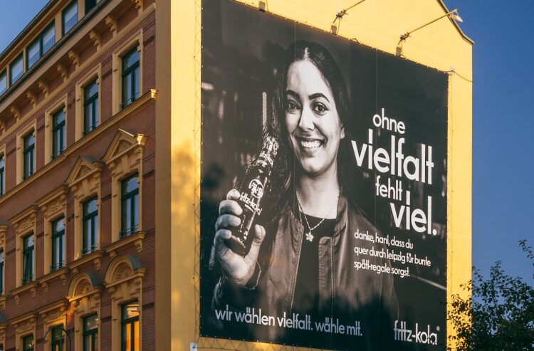 Foto eines Plakatmotivs an einer Hauswand