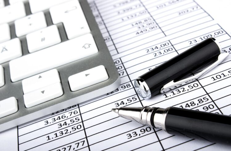 Kugelschreiber und Tastatur auf Zahlentabelle