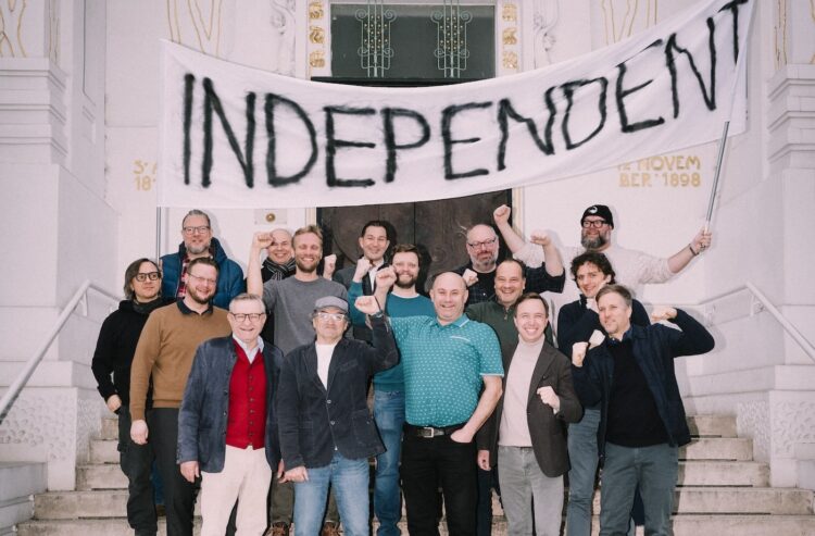 Vertreter der Gründungsmitglieder der IBE auf einer historischen Treppe