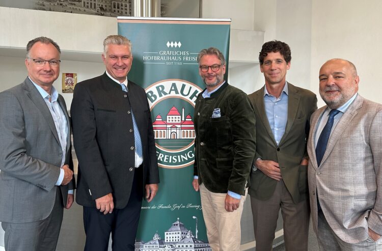 Oliver Lentz (Mitte) mit (von links) Christoph Michel (stellvertretender Beiratsvorsitzender), Geschäftsführer Michael Metz, Inhaber Ignaz Graf zu Toerring-Jechtenbach und Claus Lippert
