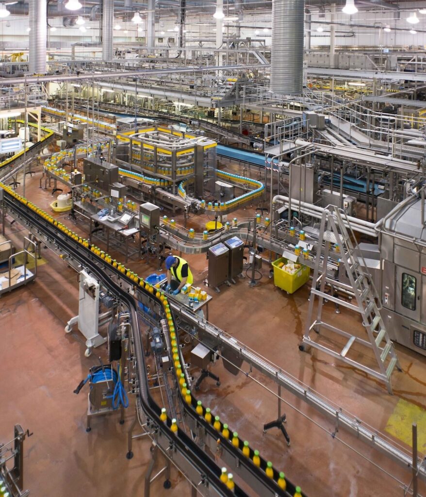 Saft-Abfüllanlage in einem riesigen Refresco-Werk