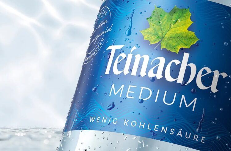 Ausschnitt einer Flasche Teinacher Mineralwasser Medium