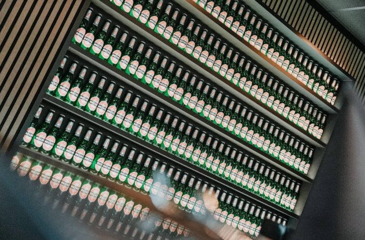 Regal mit Beck's-Flaschen, schräg fotografiert