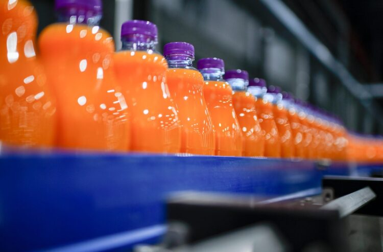 Saftflaschen auf einem Förderband