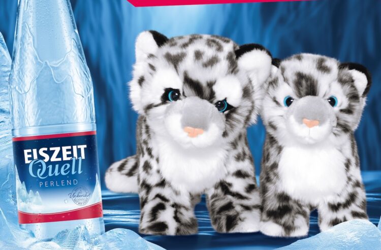 Eine Flasche Eiszeitquell mit zwei Plüschleoparden