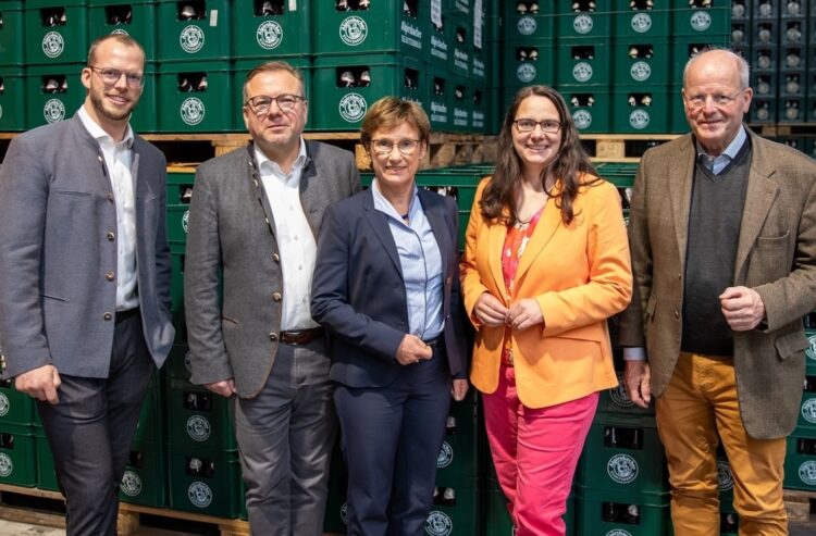 Von links nach rechts: Moritz Glauner (Leiter Unternehmensstrategie und -entwicklung Alpirsbacher Klosterbräu), Markus Schlör (Geschäftsführer Alpirsbacher Klosterbräu), Sabine Kurtz (Staatssekretärin im Ministerium für Ernährung, Ländlichen Raum und Verbraucherschutz Baden-Württemberg), Katrin Schindele (Mitglied des Landtags von Baden-Württemberg) und Carl Glauner (Geschäftsführer Alpirsbacher Klosterbräu)