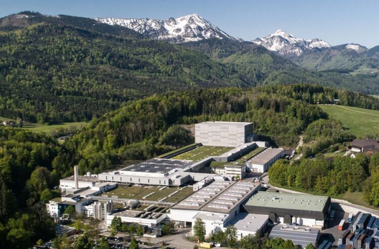 Die Adelholzener Alpenquellen vor Gebirgspanorama