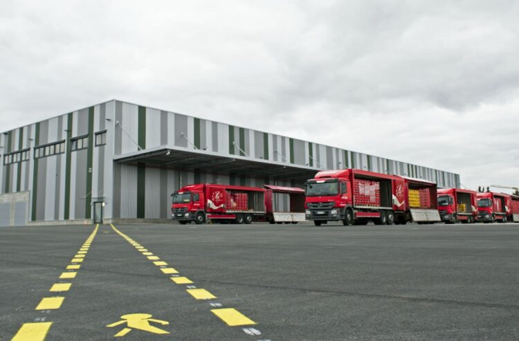 Logistikhalle mit Coca-Cola Lkws