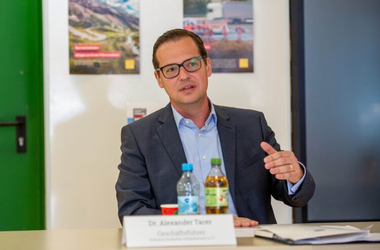 Alexander Tacer 2021 bei einer Pressekonferenz der DDAD – Don’t drink and Drive – Academy Hessen