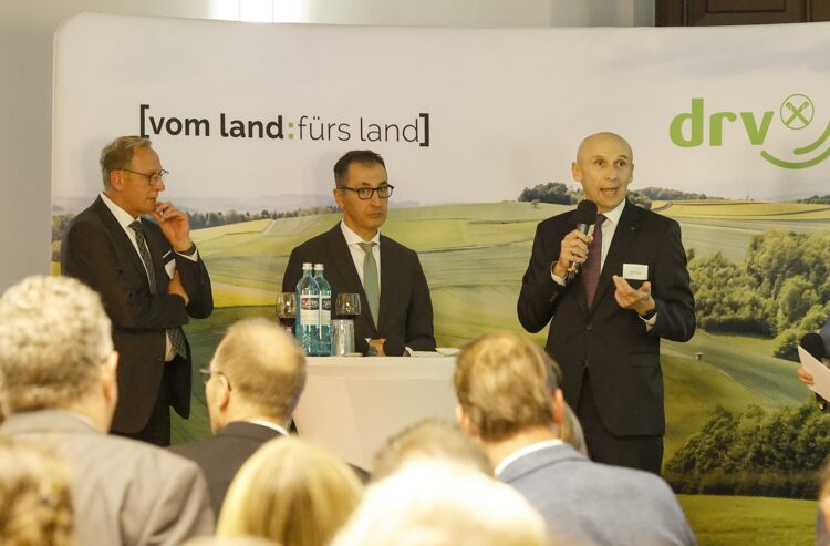 Frank Jentzer (rechts) beim Weinempfang von Landwirtschaftsminister Özdemir (Mitte)