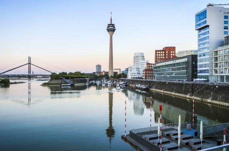 Skyline von Düsseldorf - Rheinkniebrücke, Rheinturm und die Bauten des Architekten Frank O. Gehry am Düsseldorfer Medienhafen.