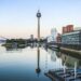 Skyline von Düsseldorf - Rheinkniebrücke, Rheinturm und die Bauten des Architekten Frank O. Gehry am Düsseldorfer Medienhafen.