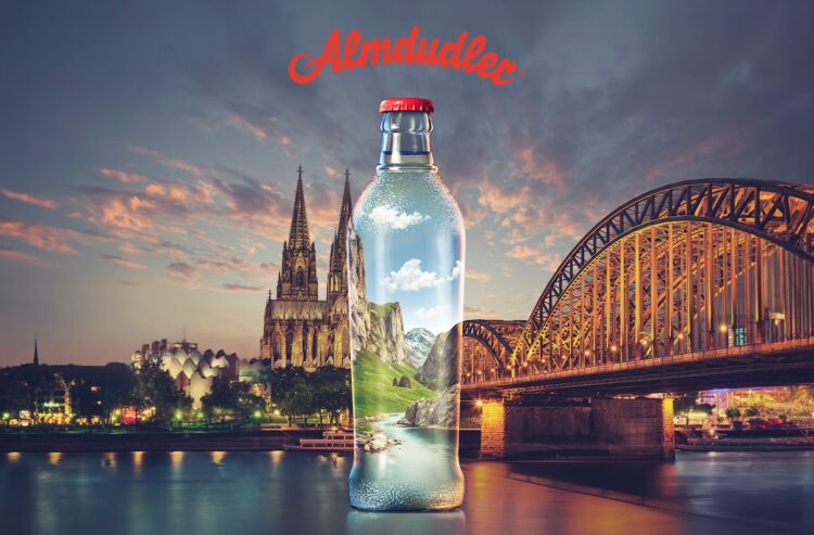 Eines von verschiedenen Werbemotiven: Almdudler bringt Alpenkulisse an den Rhein.