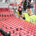 Arbeiterin an einer Abfülllinie für Coca-Cola