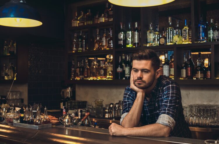 Nachdenklicher Barkeeper an der Theke