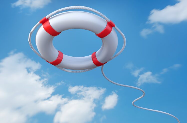 Rettungsring vor blauem Himmel