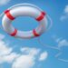 Rettungsring vor blauem Himmel