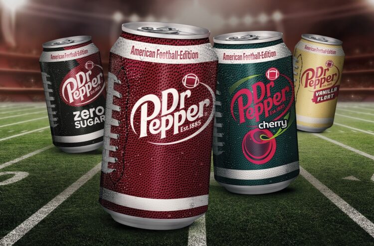 Vier verschiedene Dosen Dr Pepper im Football-Look