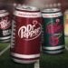 Vier verschiedene Dosen Dr Pepper im Football-Look